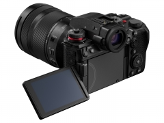 『本体 背面 斜め1』 LUMIX DC-S1M2M 標準ズームレンズキット