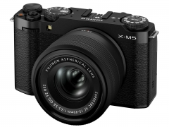 『本体 斜め』 FUJIFILM X-M5 XC15-45mmレンズキット [ブラック]
