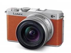 『本体 斜め』 LUMIX DC-S9N-D 広角ズームレンズキット [キャメルオレンジ]