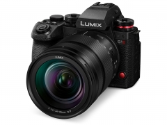 『本体 斜め』 LUMIX DC-S1M2M 標準ズームレンズキット
