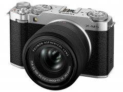 『本体 斜め』 FUJIFILM X-M5 XC15-45mmレンズキット [シルバー]